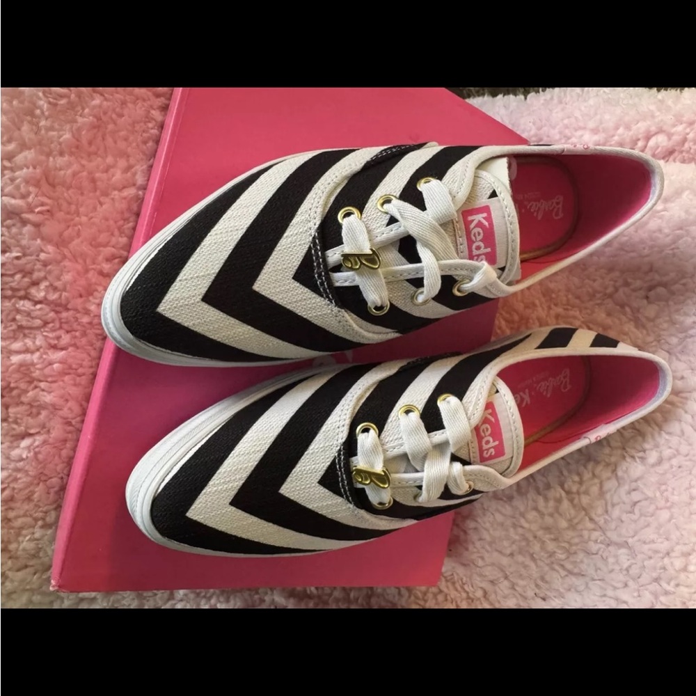 Woman's Sneakers Keds x Barbie Platform Sneaker 1959 STRIPED size 8 - NEW IN BOX